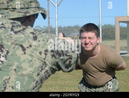 SANTA RITA, Guam (Jan 24, 2020) - Machinist’s Mate Fireman Jerry Reynolds, der dem U-Boot-Tender USS Frank Cable (AS 40) zugewiesen wurde, wird während eines Sicherheitseingreiftruppe-bravo-Kurses auf dem Marinestützpunkt Guam, 24. Januar, mit Oleoresin-Paprika-Spray besprüht. Frank Cable, der auf der Insel Guam eingesetzt wird, repariert, rüst und stellt U-Boote und Oberflächenschiffe in der Region Indo Pacific wieder bereit. (USA Navy Foto von Mass Communication Specialist 2nd Class Heather C. Wamsley/veröffentlicht) Stockfoto