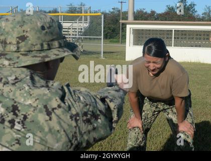 SANTA RITA, Guam (Jan 24, 2020) - Hull Maintenance Technician Fireman Apprentice Lizbeth Canela, die dem U-Boot-Tender USS Frank Cable (AS 40) zugewiesen wurde, wird während eines Sicherheitseingreifungs-bravo-Kurses auf dem Marinestützpunkt Guam, Januar 24, mit Oleoresin-Paprika-Spray besprüht. Frank Cable, der auf der Insel Guam eingesetzt wird, repariert, rüst und stellt U-Boote und Oberflächenschiffe in der Region Indo Pacific wieder bereit. (USA Navy Foto von Mass Communication Specialist 2nd Class Heather C. Wamsley/veröffentlicht) Stockfoto