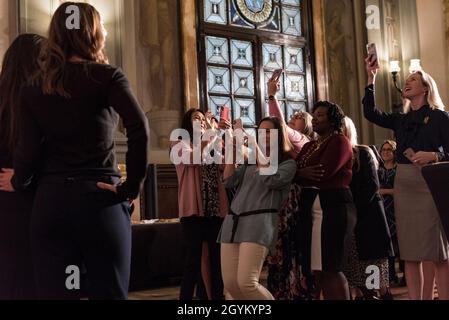 Karen Pence, die zweite Dame der Vereinigten Staaten, und ihr Mann Mike Pence, der Vizepräsident der Vereinigten Staaten, besuchten am 24. Januar 2020 die US-Botschaft in Rom. Karen Pence sprach mit in Italien stationierten militärischen Ehepartnern darüber, wie sie und die Regierung daran arbeiten, spezifische Probleme für militärische Ehepartner zu lösen. Stockfoto