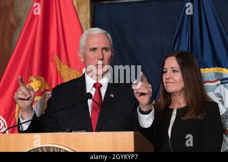 Karen Pence, die zweite Dame der Vereinigten Staaten, und ihr Mann Mike Pence, der Vizepräsident der Vereinigten Staaten, besuchten am 24. Januar 2020 die US-Botschaft in Rom. Karen Pence sprach mit in Italien stationierten militärischen Ehepartnern darüber, wie sie und die Regierung daran arbeiten, spezifische Probleme für militärische Ehepartner zu lösen. Stockfoto