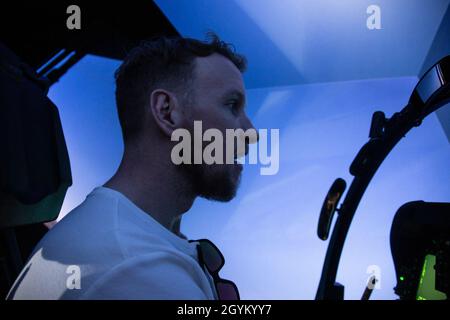 Der professionelle Eishockeyspieler Justin Abdelkader, ein Linksflügler der Detroit Red Wings und alternativer Teamkapitän, betreibt einen taktischen Flugsimulator auf der Marine Corps Air Station Miramar, Kalifornien, 24. Januar 2020. Abdelkader besuchte Marines mit 3rd Marine Aircraft Wing, um seine Wertschätzung für ihren Dienst auszudrücken und Hockey-Fans aus seinem Heimatstaat Michigan zu treffen. (USA Marine Corps Foto von CPL. Mark A. Lowe II) Stockfoto