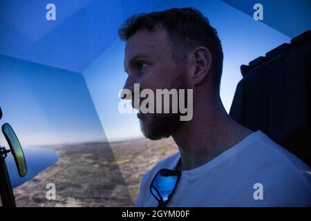 Der professionelle Eishockeyspieler Justin Abdelkader, ein Linksflügler der Detroit Red Wings und alternativer Teamkapitän, betreibt einen taktischen Flugsimulator auf der Marine Corps Air Station Miramar, Kalifornien, 24. Januar 2020. Abdelkader besuchte Marines mit 3rd Marine Aircraft Wing, um seine Wertschätzung für ihren Dienst auszudrücken und Hockey-Fans aus seinem Heimatstaat Michigan zu treffen. (USA Marine Corps Foto von CPL. Mark A. Lowe II) Stockfoto