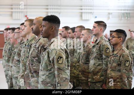 Soldaten der US-Armee von Alpha Battery, 5. Bataillon, 113. Field Artillery Regiment, nehmen an der Begrüßungszeremonie der Einheit in einer Waffenkammer, Greensboro, North Carolina, am 24. Januar 2020 Teil. Alpha Battery kehrte kürzlich von einem Einsatz im Nahen Osten zur Unterstützung der Sentinel der Operation Freedom nach Hause zurück. (USA Army National Guard Foto von Sgt. Jamar Marcel Pugh, 382. Abteilung für öffentliche Angelegenheiten/entlassen) Stockfoto