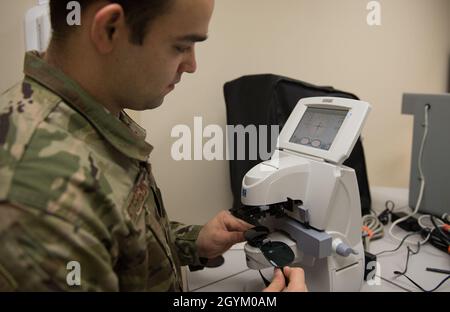 Alexander Peterson, Senior Airman der US Air Force, 63rd Aerospace Medical Squadron Augenarzt, misst die verschreibungspflichtigen Brillen eines Patienten mit einem Lensometer an der Joint Base Langley-Eustis, Virginia, 27. Januar 2020. Das Lensometer zeigt an, wo das Licht hereinkommt. (USA Luftwaffe Foto von Airman 1st Class Sarah Dowe) Stockfoto