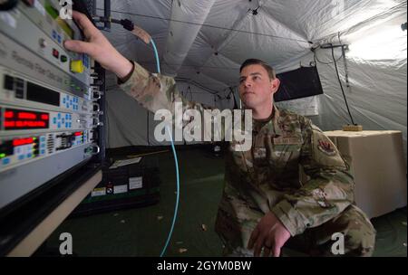 Master-Sgt. Steven Edmon, Flugleiter der Mission Assurance Operations von 25th Space Range Squadron, verbindet sich mit einer Antenne, um sie in ihrem Lagerhaus, Colorado Springs, Colorado, am 24. Januar 2020 zu manövrieren. Das Gerät führt den Betrieb über drei Funktionen durch: Feste Reichweite, eine einsatzfähige Reichweite und die Umgebung mit geschlossenem Regelkreis. (USA Foto der Luftwaffe von Staff Sgt. Matthew Coleman-Foster) Stockfoto