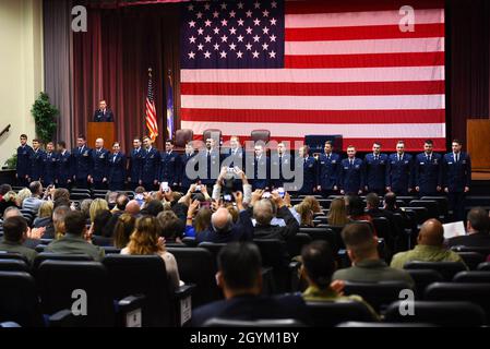 Specialized Undergraduate Pilot Training Class 20-06/07 steht nach der Abschlussfeier am 24. Januar 2020 auf dem Columbus Air Force Base, Mississippi, vor einem Publikum im Kaye Auditorium. SUPT besteht aus einem Jahr Pilotenausbildung im T-6 Texan II, gefolgt von entweder dem T-38 Talon, wenn der Pilot ein Jagdflugzeug oder ein Bomberflugzeug fliegen soll, oder dem T-1 Jayhawk, wenn der Pilot Fracht- oder Tankflugzeug fliegt. (USA Luftwaffe Foto von Airman 1st Class Jake Jacobsen) Stockfoto