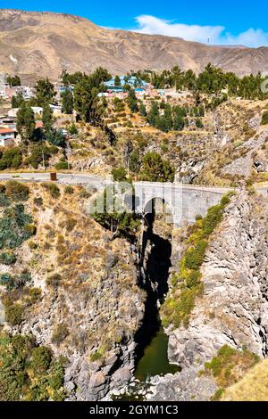 Die Inka-Brücke über den Colca-Fluss in Chivay, Peru Stockfoto