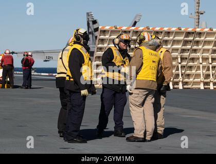 ATLANTISCHER OZEAN (Jan 25, 2020) Matrosen, die der Luftabteilung der USS Gerald R. Ford (CVN 78) zugewiesen wurden, sprechen während des Flugbetriebs auf Ford's Flugdeck. Ford führt derzeit Flugzeugkompatibilitätstests durch, um seine elektromagnetischen Flugzeugstartsysteme (EMALS) und Advanced Arresting Gear (AAG) weiter zu testen. (USA Navy Foto von Mass Communication Specialist 3rd Class Zachary Melvin) Stockfoto