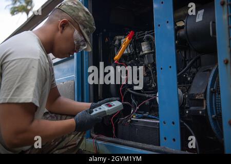 Personal Sgt. Gabriel Carias, 624. Bauingenieur Squadron, Handwerker in der elektrischen Energieproduktion, überprüft die Batterie eines elektrischen Generators auf der Bellows Air Force Station, Hawaii, 25. Januar 2020. Electrical Power Production Airmen sind für die Wartung verschiedener Generatoren, Luftfahrzeug-Arretsysteme (Crashbarrieren und Netze), automatische Übertragungsschalter und andere wichtige Stromerzeugungs- und Steuergeräte verantwortlich. Die 624. Regional Support Group stellt fast 700 kampfbereite Luftmänner zur Verfügung, die sich auf Lufthafen, aeromedizinische Unterstützung und Tiefbau-Operationen sowie conti spezialisiert haben Stockfoto