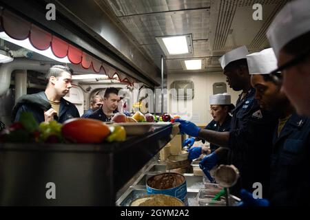 200125-N-PI330-0163 ATLANTIK (JAN 25, 2020) Seeleute an Bord des Ticonderoga-Klasse-Raketen-Kreuzers USS Vella Gulf (CG 72) nehmen an einem Eiscafé Teil. Vella Gulf führt Operationen im Atlantischen Ozean als Teil der USS Dwight D. Eisenhower Carrier Strike Group durch. (USA Navy Photo von Mass Communication Specialist 3rd Class Andrew Waters/veröffentlicht) Stockfoto