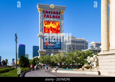 Las Vegas, NV, USA – 8. Juni 2021: Schild für das Caesars Palace Hotel and Casino in Las Vegas, Nevada. Stockfoto