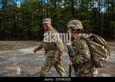 Chief Warrant Officer 4 Phillip Brashear, ein Chief Warrant Officer des Kommandos der US-Armee für das 80. Trainingskommando, scherzt mit einem Warrant Officer-Kandidaten, der am Regional Training Institute während eines fußmarsches in Fort Pickett, Virginia, am 25. Januar 2020 teilnahm. Brashear ist ein Hubschrauberpilot mit Kampferfahrung und Sohn von Carl Brashear, dem ersten afroamerikanischen Meistertaucher in der Geschichte der US-Marine, der 1966 bei einem tragischen Unfall auf einer Tauchermission vor der spanischen Küste sein Bein verlor. Carl Brashears Lebensgeschichte über die Überwindung körperlicher und rassischer Widrigkeiten wurde in der vorgestellt Stockfoto
