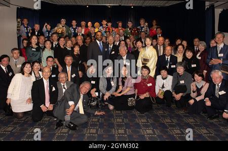 Col. Otis C.Jones, Kommandant des 374. Luftlift-Flügels, seine Frau Nataki, Col. Jason Mills, Vizekommandant des 374. Luftlift-Flügels, Und seine Frau Kim posiert zusammen mit Mitgliedern des OME-Yokota Friendship Clubs und seinem Amtskollegen, der 374. Wing Staff Agency, während der US-Japan Joint New Year’s Party am 25. Januar 2020 auf dem Yokota Air Base, Japan, für ein Foto. Der OME Friendship Club, der vor mehr als 10 Jahren gegründet wurde, lädt die 374th Wing Staff Agency ganzjährig zu verschiedenen Veranstaltungen ein, wie dem OME Grand Festival, der OME Feuerwerksshow, FireWalking und dem Setsubun Festival. (Bohnenwerfen-Festival) (USA Luft Stockfoto