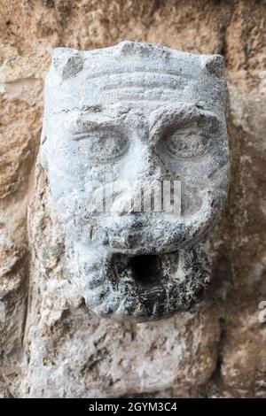 Antiker Marmorkopf vor dem Archäologischen Museum auf dem Syntagma-Platz Nafplio Peloponnes Griechenland Stockfoto