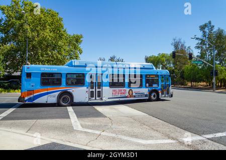 Brea, CA, USA – 1. August 2021: Ein OCTA-Bus, der auf den State College Blvd fährt, verlässt die Brea Mall in der Orange County-Stadt Brea, Kalifornien. Stockfoto