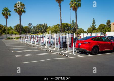 Brea, CA, USA – 1. August 2021: Eine Reihe von Tesla Supercharger-Stationen in der Brea Mall in der Orange County City in Brea, Kalifornien. Stockfoto