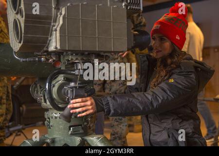 Tampa Bay Buccaneers Cheerleader Ashley Woods schaut während der Armed Forces Entertainment Pro Blitz 2020 Tour in Setermoen, Norwegen, am 26. Januar 2020 durch die Optik eines SCHLEPPRAKETENSYSTEMS. Armed Forces Entertainment bietet Aufführungen für US-Truppen und Familienmitglieder, die im Ausland stationiert sind MRF-E konzentriert sich auf regionale Engagements in ganz Europa durch die Durchführung verschiedener Übungen, Schulungen zur arktischen Kälte und Bergkriegsführung sowie von Militär zu Militär, die die Interoperabilität des US-Marine Corps mit Verbündeten und Partnern insgesamt verbessern. (USA Marine Corps Foto von Sgt. Justin X. T Stockfoto