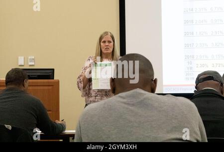 Kimberly Bottema, Finanzberaterin beim Army Community Service von Fort Jackson, erläutert die verschiedenen verfügbaren Mittel für den Kontoinhaber des Thrift Savings Plans im Januar 27. Während die TSP-Klasse die erste des neuen Jahres war, ist sie Teil einer Serie von Finanzmanagement und Ausfallsicherheit. Stockfoto