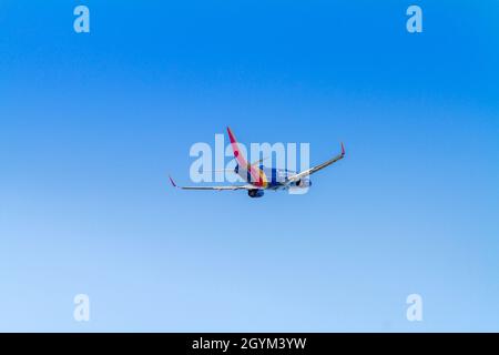 Santa Ana, CA, USA – 12. August 2021: Rückansicht einer Boeing 737 von Southwest Airlines, die den John Wayne Airport in Santa Ana, Kalifornien verlässt Stockfoto