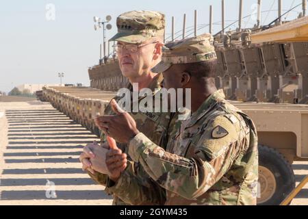 Generalleutant Terry Ferrell, kommandierender General, U.S. Army Central, spricht mit Oberstleutn Curtis S. Perkins, Kommandeur, 401. Armee-Feldunterstützungsbrigade, im Lager Arifjan, Kuwait, 27. Januar 2020. Ferrell besuchte die 401. AFSB, um einen Fortschrittsbericht über die Bewegung von Umlaufvermögen im Zuständigkeitsbereich des US Central Command zu erhalten. (USA Foto der Armee von Staff Sgt. Godot G. Galgano) Stockfoto