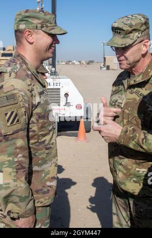 LT. General Terry Ferrell, Kommandeur General, U.S. Army Central, gratuliert Cpt. Derek J. Norby, Movement Officer, 401. Armee Field Support Brigade, für seine harte Arbeit im Camp Arifjan, Kuwait, 27. Januar 2020. Ferrell besuchte die 401. AFSB, um einen Fortschrittsbericht über die Bewegung von Umlaufvermögen im Zuständigkeitsbereich des US Central Command zu erhalten. (USA Foto der Armee von Staff Sgt. Godot G. Galgano) Stockfoto