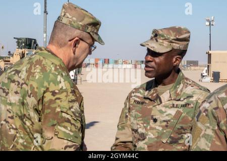 Generalleutant Terry Ferrell, kommandierender General, U.S. Army Central, spricht mit Oberstleutn Curtis S. Perkins, Kommandeur, 401. Armee-Feldunterstützungsbrigade, im Lager Arifjan, Kuwait, Â 27. Januar 2020. Ferrell besuchte die 401. AFSB, um einen Fortschrittsbericht über die Bewegung von Umlaufvermögen im Zuständigkeitsbereich des US Central Command zu erhalten. (USA Foto der Armee von Staff Sgt. Godot G. Galgano) Stockfoto