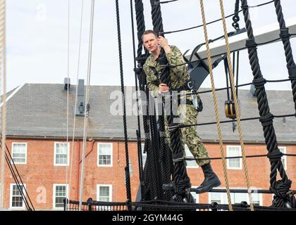 BOSTON (Jan 27, 2020) Seeleute, die der USS Constitution zugewiesen wurden, um den Mizzenmast des Schiffes zu besteigen, um sich für das Sommersegeltraining zu qualifizieren. USS Constitution, Amerikas Staatsschiff, ist das älteste beauftragte Kriegsschiff der Welt. (USA Navy Foto von Mass Communication Specialist Seaman Apprentice Alec Kramer/veröffentlicht) Stockfoto