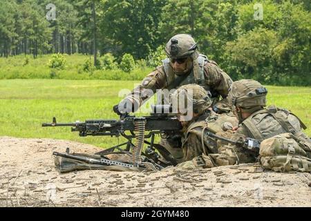 Trainer/Trainer der First Army Observer arbeiten regelmäßig mit Soldaten der Reserve-Komponente zusammen, um ihnen zu helfen, Grundlagen wie Schießen, Manövrieren, Kommunizieren, Meditieren, Dekontaminieren und Unterhalten zu meistern. Stockfoto