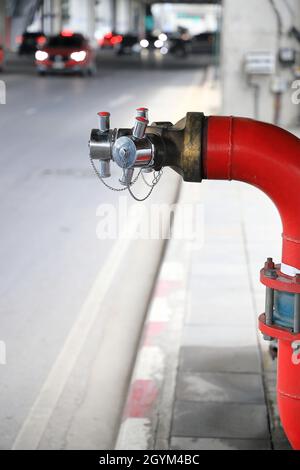 Löschhydranten-Standleitungen oder Feuerwehranschluss am Hochhaus zur Wasserversorgung im Notfall. Konzept der Brandausrüstung, Stockfoto