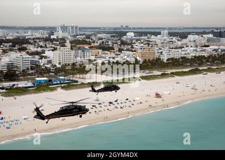 UH-60 Black Hawk Hubschrauber, die den Luftoperationen (AMO) des US-Zoll- und Grenzschutzes (CBP) zugeordnet sind, patrouillieren im Luftraum vor Super Bowl LIV in Miami, Florida, 27. Januar 2020. CBP-Foto von Jerry Glaser Stockfoto