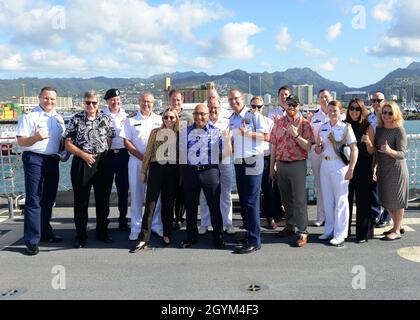 Eine Delegation des neuseeländischen Verteidigungsministeriums besucht den Küstenwache-Cutter Kimball (WMSL 756) auf der Küstenwache-Basis Honolulu, 27. Januar 2020. Unter der Delegation war der ehrenwerte Verteidigungsminister von Neuseeland, Ron Mark. (USA Foto der Küstenwache von Petty Officer 3rd Class Matthew West/veröffentlicht) Stockfoto