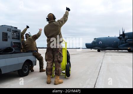 Mitglieder der US-Luftwaffe des 1. Special Operations Maintenance Squadron und des 901. Special Operations Aircraft Maintenance Squadron geben den Piloten des MC-130H Combat Talon II einen Daumen nach oben, als es während der Übung Emerald Warrior 20-1 im Alpena Combat Readiness Training Center, Michigan, 27. Januar 2020, beginnt, zum Start zu taxen. Emerald Warrior 20-1 bietet jährliche, realistische Vorbereitungstrainings, die mehrere gemeinsame Einsatzbereiche umfassen, um spezielle Einsatzkräfte, konventionelle Einsatzkräfte, Partnerländer und interagenturübergreifende Elemente für die Integration in und die Ausführung von umfassenden Spektrumanalysen vorzubereiten Stockfoto