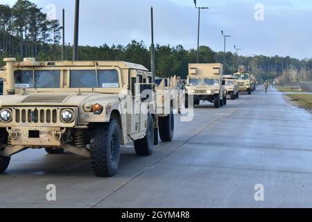 Fahrzeuge, die dem 9. Brigadeingenieur-Bataillon, dem Kampfteam der 2. Panzerbrigade, zugewiesen sind, reisen in einem Konvoi zum Rail-Rangiergebiet in Fort Stewart, Georgia, Januar 27. 2ABCT hat damit begonnen, Ausrüstung und Personal zu mobilisieren, um Defender 2020, eine multinationale Trainingsübung in Europa, zu unterstützen. (USA Army Photo von SPC. Jordyn Worshek, Freigelassen) Stockfoto