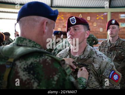 Ein Fallschirmjäger, der dem 1. Bataillon, dem 325. Airborne Infanterie-Regiment, dem 2. Brigade-Kampfteam, der 82. Airborne Division zugewiesen wurde, erhält seine kolumbianischen Sprungflügel während einer Wing Exchange Zeremonie in Tolemaida, Kolumbien, am 27. Januar 2020. Stockfoto