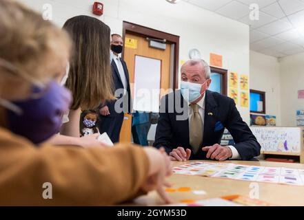 New Jersey, USA. Okt. 2021. Der Gouverneur von New Jersey, Phil Murphy (R), spricht mit Kindern in einem Klassenzimmer während eines Besuchs mit US-Vizepräsident Kamala Harris im Ben Samuels Children’s Center an der Montclair State University in Little Falls, New Jersey, USA, am 08. Oktober 2021. Harris und Murphy nahmen auch an einer Diskussionsrunde über staatliche Investitionen in die Kinderbetreuung Teil. Quelle: Abaca Press/Alamy Live News Stockfoto