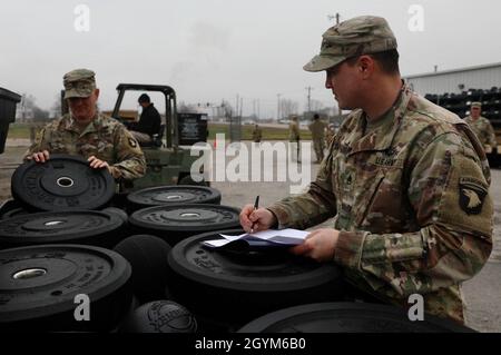 Army Combat Fitness-Testgeräte werden von Staff Sgt inventarisiert. Jonathan Jones (links) und Staff Sgt. Christopher Nakatani (rechts), SHHC, 2. Brigade Combat Team, 101. Airborne Division (Air Assault), in einem Versorgungslager, Januar 28, Fort Campbell, Ky. (USA Armeefoto von Sgt. Justin Navin) „Letzte Woche hatten wir einen PT-Ausflug mit Strike 6“, sagte 2. LT. Justus Pastor, Assistent S-4, 2-502 IN, 2. Brigade Combat Team. „das Training des neuen Führers fand statt und Strike 6 führte uns durch viele der Übungen. Es war ein wenig abgekürzt, aber es gab uns eine Einführung, wie wir helfen sollten, zu trainieren o Stockfoto