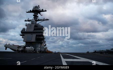 ATLANTISCHER OZEAN (Jan 28, 2020) Seeleute der Luftabteilung an Bord der USS Gerald R. Ford (CVN 78) bereiten das Flugdeck vor dem Flugbetrieb des Tages vor. Ford führt derzeit Flugzeugkompatibilitätstests durch, um sein elektromagnetisches Flugzeugstartsystem (EMALS) und sein Advanced Arresting Gear (AAG) weiter zu testen. (USA Navy Foto von Mass Communication Specialist 3rd Class Connor Loessin) Stockfoto