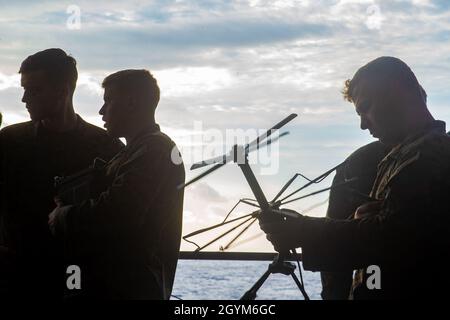 AST CHINA SEA (JAN 28, 2020) Marines with Fox Battery, Battalion Landing Team, 1st Battalion, 5th Marines, 31st Marine Expeditionary Unit, Check capabilities and Readiness of Communications Equipment eonBoard of the amphibious Assault ship USS America (LHA 6), East China Sea, 28. Januar 2020. Marineinfanteristen überprüfen ihre Ausrüstung immer vor dem Betrieb, um sicherzustellen, dass sie einsatzfähig ist und eine ordnungsgemäße Ausführung ermöglicht. America, Flaggschiff der America Expeditionary Strike Group, 31. Marine Expeditionary Unit Team, ist im 7. Flottenbereich der USA tätig, um die Interoperabilität mit Verbündeten und P zu verbessern Stockfoto