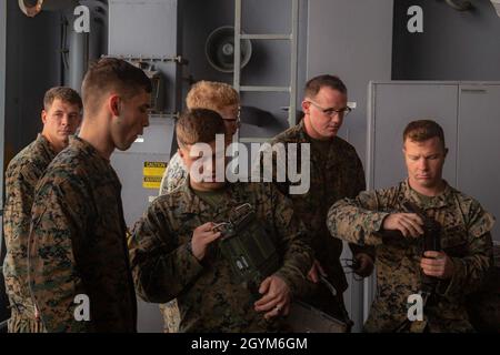 OSTCHINESISCHES MEER (JAN 28, 2020) Marines with Fox Battery, Battalion Landing Team, 1st Battalion, 5th Marines, 31st Marine Expeditionary Unit, Check capabilities and Readiness of Communications Equipment eonBoard of the amphibious Assault ship USS America (LHA 6), East China Sea, 28. Januar 2020. Marineinfanteristen überprüfen ihre Ausrüstung immer vor dem Betrieb, um sicherzustellen, dass sie einsatzfähig ist und eine ordnungsgemäße Ausführung ermöglicht. America, Flaggschiff der America Expeditionary Strike Group, 31. Marine Expeditionary Unit Team, ist im 7. Flottenbereich der USA tätig, um die Interoperabilität mit Verbündeten und zu verbessern Stockfoto