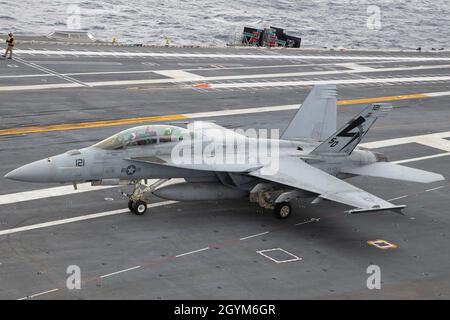 Atlantischer OZEAN (Januar 28, 2020) Ein F/A-18F Super Hornet, dem Air Test and Evaluation Squadron (VX) 23 zugeordnet, überstellt das Flugdeck von USS Gerald R. Ford (CVN 78). Ford führt derzeit Tests Zur Kompatibilität Von Flugzeugen durch, um seine EMALS (Electrosmagnetic Aircraft Launch Systems) und AAG (Advanced Arresting Gear) weiter zu testen. (USA Navy-Foto von Mass Communication Specialist Seaman Jesus O. Aguiar) Stockfoto