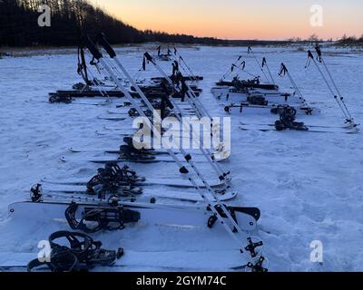 Eine Formation von Skiern, die US-Marines vom 2. Bataillon, 3. Regiment, 3. Marine Division gehören, während sie während der Übung Northern Viper auf dem Hokudaien Training Area, Hokkaido, Japan, am 28. Januar 2020 eine bilaterale Scharfschützenbüchse mit Soldaten der 5. Brigade, Japan Ground Self-Defense Force, führen. Northern Viper ist eine regelmäßig geplante Trainingsübung, die die Interoperabilität der US- und Japan-Allianz verbessern soll, indem sie es Marine Air-Ground Task Forces der III Marine Expeditionary Force ermöglicht, ihre Letalität und Kompetenz in MAGTF Combined Arms Operations in beizubehalten Stockfoto