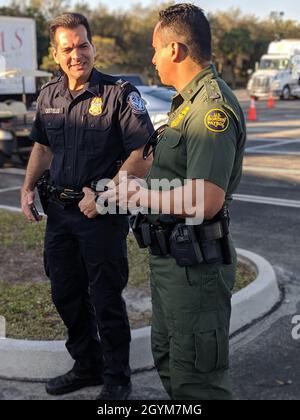 Beamte des US Customs and Border Protection (CBP) Office of Field Operations (OFO) und Mitarbeiter der US-Grenzpolizei führen am 28. Januar vor dem Super Bowl LIV in Miami, Florida, nicht-intrusive Inspektionen aller Fahrzeuge durch, die das Hard Rock Stadium betreten CBP-Foto von Keith Smith Stockfoto