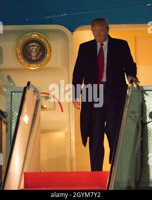 Präsident Donald J. Trump startet Air Force One am 28. Januar 2020 auf der FAA-Rampe des William J. Hughes Technical Center am Atlantic City International Airport in Egg Harbor Township, N.J. Trump verließ die Air Force One, bevor er an Bord von Marine One ging, auf dem Weg zu seinem nächsten Ziel. (USA Foto der Air National Guard von Airman Hunter Hires) Stockfoto