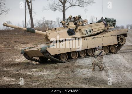 US Army Sgt. Joshua Wooten, dem 1. Zug, 982. Combat Camera Company (Airborne) assistiert, fotografiert die Abram-Panzer M1A2 während einer Manöverübung im Good Hope Manoge Training Area, Fort Benning, Georgia, 29. Januar 2020. Sgt. Wooten unterstützt den Kurs Armor Basic Officer Leadership, um die verschiedenen Phasen der Armor School zu dokumentieren. (USA Army Reserve Foto von Staff Sgt. Austin Berner) Stockfoto