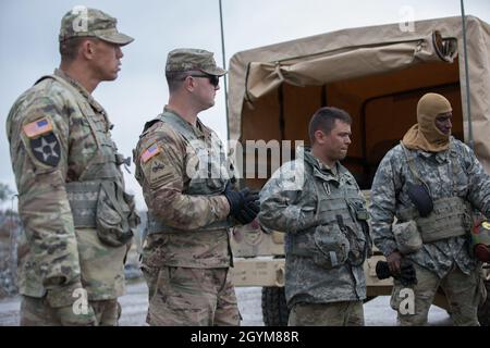 Eine Gruppe von Rüstungslehrern, die der Klasse 19-008 in Armor Basic Officer Leadership Course, 2nd Squadron, 16th Calvary Regiment, zugeordnet sind, führt nach Abschluss einer Manöverübung im Good Hope Manöver Training Area, Fort Benning, Georgia, am 29. Januar 2020 eine After Action Review (AAR) mit ihren Rüstungsstudenten durch. Diese Instruktoren schulten die 2. Lieutenants zu Rüstungsoffizieren in der US-Armee. (USA Army Reserve Foto von Staff Sgt. Austin Berner) Stockfoto