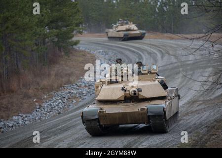 Eine Gruppe von 2LTs der US-Armee, die der Klasse 19-008 in Armor Basic Officer Leadership Course, 2nd Squadron, 16th Calvary Regiment, zugeordnet sind, fährt zurück zur Basis, nachdem sie eine Manöverübung in ihren M1A2 Abrams Tanks im Good Hope Manöver Training Area, Fort Benning, Georgia, 29. Januar 2020 absolviert haben. Diese 2. Lieutenants trainieren, um Rüstungsoffiziere in der US-Armee zu werden. (USA Army Reserve Foto von Staff Sgt. Austin Berner) Stockfoto