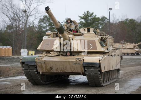 Eine Gruppe von 2LTs der US-Armee, die der Klasse 19-008 in Armor Basic Officer Leadership Course, 2nd Squadron, 16th Calvary Regiment, zugeordnet sind, zieht in ihrem M1A2 Abrams Tank im Good Hope Manöver Training Area, Fort Benning, Georgia, am 29. Januar 2020 zu einer Manöverübung aus. Diese 2. Lieutenants trainieren, um Rüstungsoffiziere in der US-Armee zu werden. (USA Army Reserve Foto von Staff Sgt. Austin Berner) Stockfoto