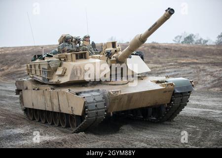 Eine Gruppe von 2LTs der US-Armee, die der Klasse 19-008 in Armor Basic Officer Leadership Course, 2nd Squadron, 16th Calvary Regiment, zugeordnet sind, fährt nach Abschluss einer Manöverübung in ihrem M1A2 Abrams Tank im Good Hope Manöver Training Area, Fort Benning, Georgia, 29. Januar 2020 zurück zur Basis. Diese 2. Lieutenants trainieren, um Rüstungsoffiziere in der US-Armee zu werden. (USA Army Reserve Foto von Staff Sgt. Austin Berner) Stockfoto