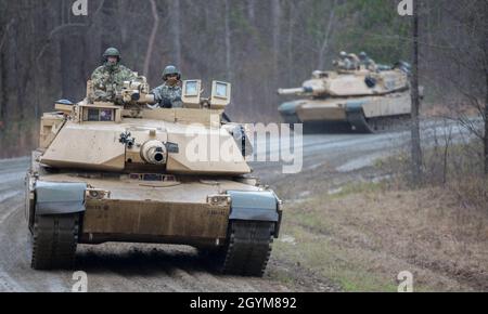 Eine Gruppe von 2LTs der US-Armee, die der Klasse 19-008 in Armor Basic Officer Leadership Course, 2nd Squadron, 16th Calvary Regiment, zugeordnet sind, fährt zurück zur Basis, nachdem sie eine Manöverübung in ihren M1A2 Abrams Tanks im Good Hope Manöver Training Area, Fort Benning, Georgia, 29. Januar 2020 absolviert haben. Diese 2. Lieutenants trainieren, um Rüstungsoffiziere in der US-Armee zu werden. (USA Army Reserve Foto von Staff Sgt. Austin Berner) Stockfoto