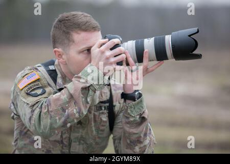 US Army Sgt. Joshua Wooten, dem 1. Zug, 982. Combat Camera Company (Airborne) assistiert, fotografiert die Abram-Panzer M1A2 während einer Manöverübung im Good Hope Manoge Training Area, Fort Benning, Georgia, 29. Januar 2020. Sgt. Wooten unterstützt den Kurs Armor Basic Officer Leadership, um die verschiedenen Phasen der Armor School zu dokumentieren. (USA Army Reserve Foto von Staff Sgt. Austin Berner) Stockfoto